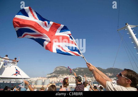 Die Union Jack-Flagge auf dem Deck eines Kreuzfahrtschiffes als es verlässt den Felsen von Gibraltar in das Mittelmeer. Stockfoto