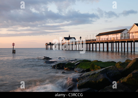 Southwold Pier bei Sonnenaufgang, Suffolk, England, UK Stockfoto