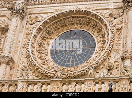 Rosette (Catherine Window) des barocken Basilika di Santa Croce (Kirche des Heiligen Kreuzes) in Lecce, Apulien (Puglia), Italien Stockfoto