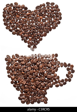 Kaffeebohnen in Form von Herzen und isoliert auf einem weißen Tasse. Stockfoto