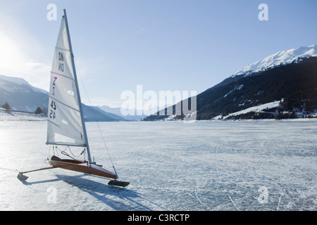 Icesailer auf zugefrorenen See Stockfoto