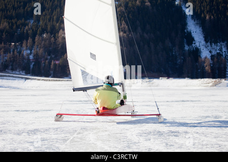 Eis-Salior Rodeln über gefrorenen See Stockfoto