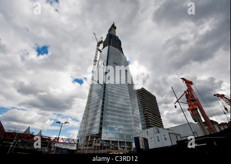 Der Shard Wolkenkratzer thront über London Bridge und ist jetzt auch auf dem Weg zum Complation. Stockfoto