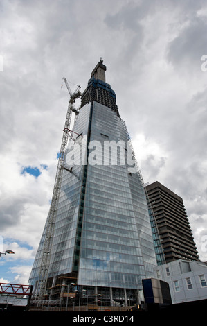 Der Shard Wolkenkratzer thront über London Bridge und ist jetzt auch auf dem Weg zum Complation. Stockfoto