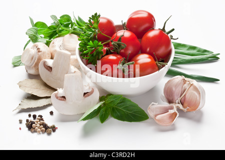 Gruppe von frischem Gemüse und Tomaten isoliert auf einem weißen. Stockfoto