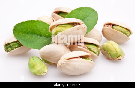 Pistazien. Isoliert auf weißem Hintergrund. Stockfoto