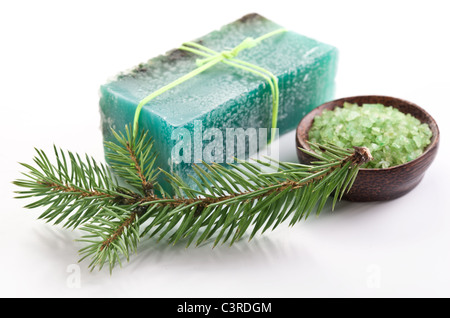 Seife mit Meersalz und Zweig der Kiefer Kiefer. Stockfoto
