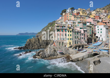 Italien, Cinque Terre, La Spezia Provinz, Riomaggiore, Ligurien, Blick auf Hafen mit traditionellen Fischerdorf Stockfoto