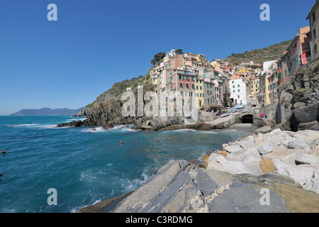 Italien, Cinque Terre, La Spezia Provinz, Riomaggiore, Ligurien, Blick auf Hafen mit traditionellen Fischerdorf Stockfoto