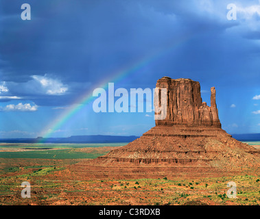 Ein Regenbogen über den linken Handschuh an der Monument Valley Tribal Park, Arizona, USA Stockfoto