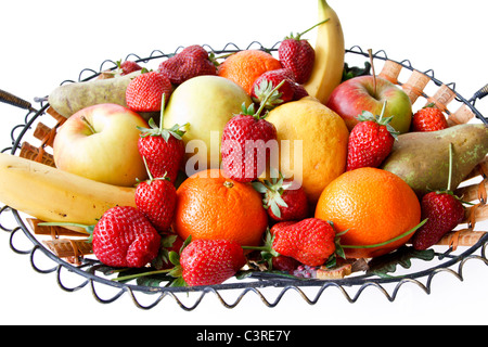 Früchte Korb mit Erdbeeren, Birnen, Äpfel, Zitronen, Orangen, Bananen Stockfoto
