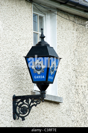 Eine traditionelle Lampe Zeichen außerhalb einer Polizeistation (Polizei) in Irland. Schären, County Dublin, Irland Stockfoto