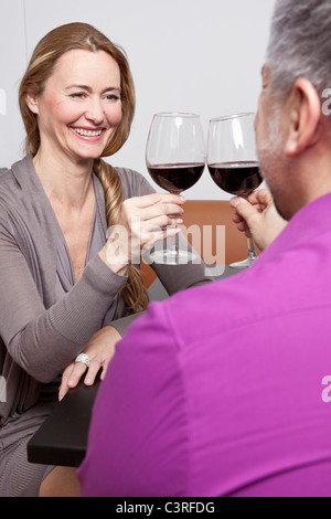 Applying Menschen klirrende Gläser Stockfoto