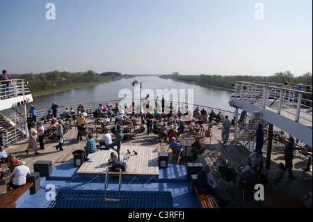 Passagiere auf dem Achterdeck des Ozeandampfer 'Marco Polo', Nord-Ostsee-Kanal, Schleswig-Holstein, Deutschland. Archivbild, verschrottet 2021 Stockfoto