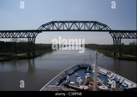 MV 'Marco Polo unter der Hochdonn-Eisenbahnbrücke, Nord-Ostsee-Kanal, Schleswig-Holstein, Deutschland. Archivbild, verschrottet 2021 Stockfoto