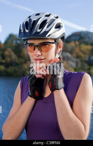 Frau auf einem Fahrrad Helmut weglegen Stockfoto