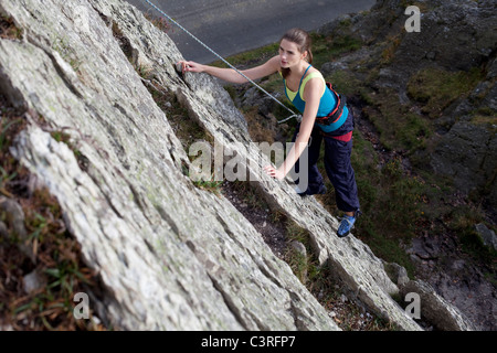 Frau eine Felswand klettern Stockfoto