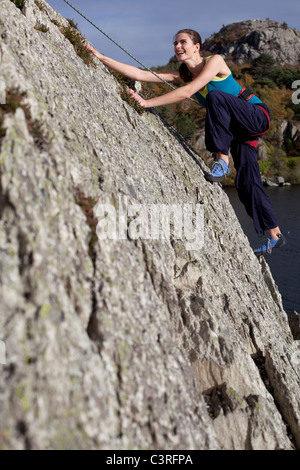 Frau eine Felswand klettern Stockfoto