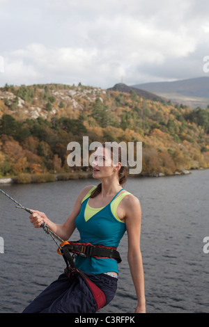 Frau eine Felswand klettern Stockfoto