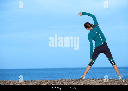 Frau ruht während rockclimb Stockfoto