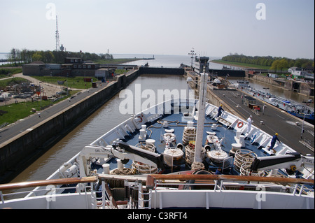 MS 'Marco Polo' durch Brunsbuttel Schleusen, Nord-Ostsee Kanal, Schleswig-Holstein, Deutschland. Archivbild, verschrottet 2021 Stockfoto