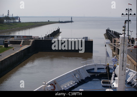 MS 'Marco Polo' durch Brunsbuttel Schleusen, Nord-Ostsee Kanal, Schleswig-Holstein, Deutschland. Archivbild, verschrottet 2021 Stockfoto