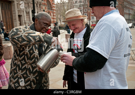 Obdachlose Menschen Tee und Essen in Victoria London gegeben Stockfoto