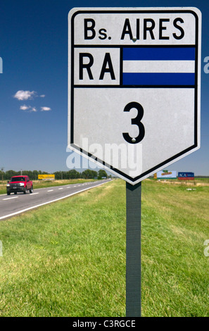 Nationalen Route 3 Verkehrszeichen in der Provinz Buenos Aires, Argentinien. Stockfoto