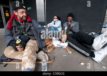 Obdachlose Menschen außen Westminster Cathedral in Victoria-Bereich Central London Stockfoto