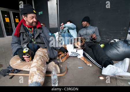 Obdachlose Menschen außen Westminster Cathedral in Victoria-Bereich Central London Stockfoto