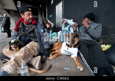 Obdachlose Menschen außen Westminster Cathedral in Victoria-Bereich Central London Stockfoto