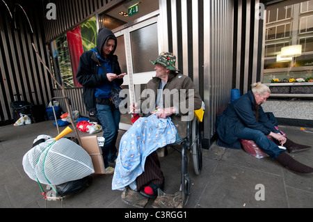 Obdachlose Menschen außen Westminster Cathedral in Victoria-Bereich Central London Stockfoto