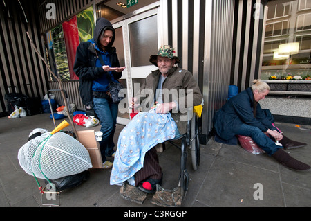 Obdachlose Menschen außen Westminster Cathedral in Victoria-Bereich Central London Stockfoto