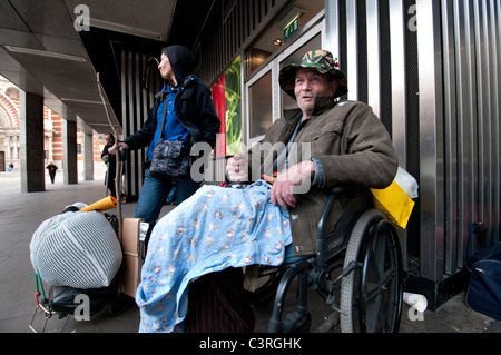 Obdachlose Menschen außen Westminster Cathedral in Victoria-Bereich Central London Stockfoto