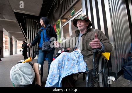 Obdachlose Menschen außen Westminster Cathedral in Victoria-Bereich Central London Stockfoto