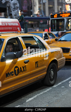 Ein Taxifahrer Strecken den Arm aus dem Fenster, New York City, USA Stockfoto