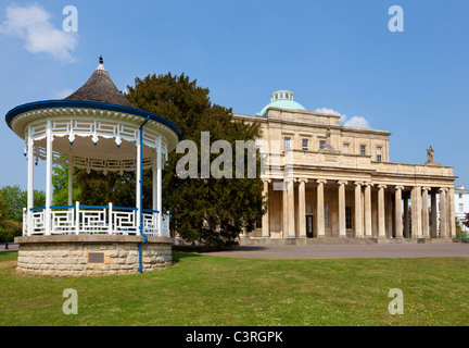 Die Pittville Pump Room in Pittville Park Cheltenham Gloucestershire England UK GB Stockfoto