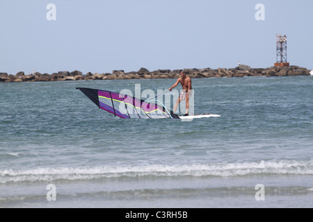 Senior woman Windsurfen Stockfoto