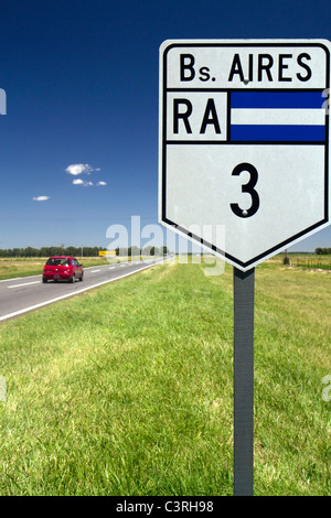 Nationalen Route 3 Verkehrszeichen in der Provinz Buenos Aires, Argentinien. Stockfoto