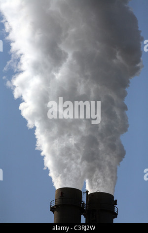 Rauchende Schlote des Kraftwerks Reuter West, Berlin, Deutschland Stockfoto