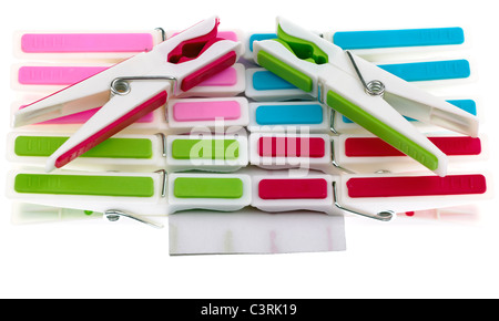 Haufen von farbigen Kunststoff Wäscheklammern an Karton befestigen Stockfoto