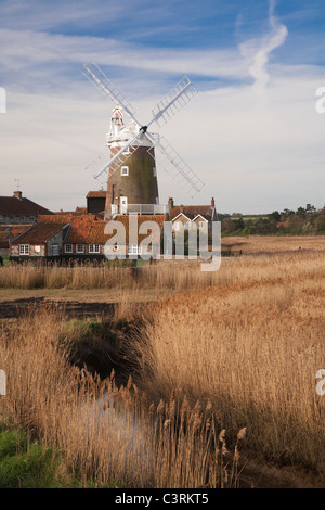 Die Windmühle und Sümpfe bei Cley an der Küste von Norfolk, Großbritannien Stockfoto