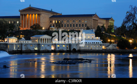 Philadelphia Museum der Kunst und Fairmount Wasserwerk in der Abenddämmerung Stockfoto