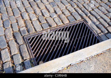Metal Storm Drain auf historische Straße mit Kopfsteinpflaster in Pennsylvania Stockfoto