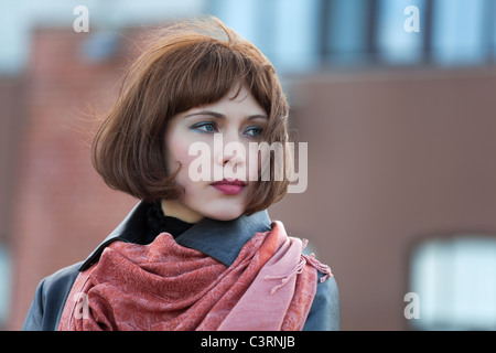 Schöne junge Frau auf der Stadtstraße. Stockfoto