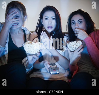 Freunde Essen Popcorn und vor dem Fernseher Stockfoto