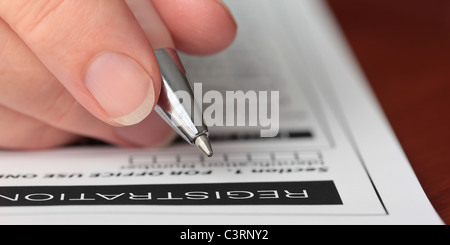 Hand mit dem Stift ausfüllen einer Form-Nahaufnahme Stockfoto