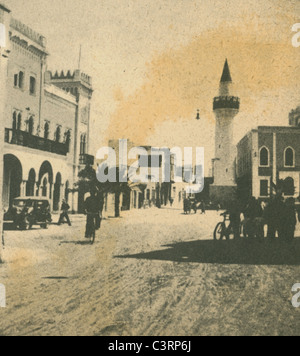 A Straßenszene in Bengasi während der italienischen Besatzung, 1930er Jahre. Aus der Commissariato per il Turismo in Libyen. Stockfoto