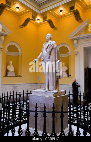 Statue von George Washington in der Rotunde des State Capitol Gebäude in Richmond, VA Stockfoto