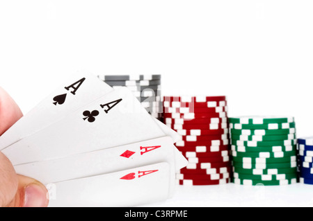 Poker-Asse in der Hand isoliert auf weißem Hintergrund Stockfoto